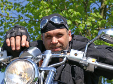 Ein zufriedener Motorrad-Reisender