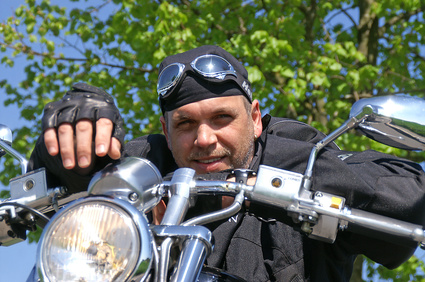 Ein zufriedener Motorrad-Reisender