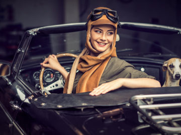 frau im oldtimer