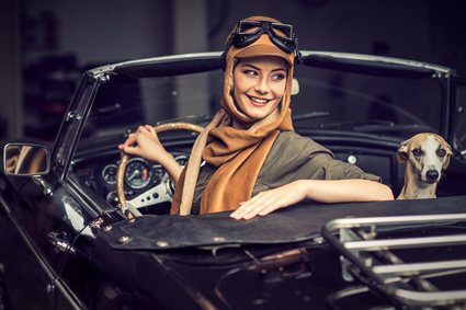 frau im oldtimer