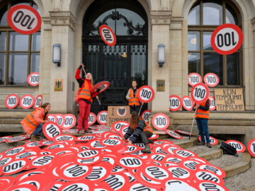 Tempolimit Demo - Demo for speed-limit in Germany /Aktivisten vom Aufstand der Letzten Generation bringen Tempo-100-Schilder zum Verkehrsministerium - Stefan Müller - CC BY 2.0