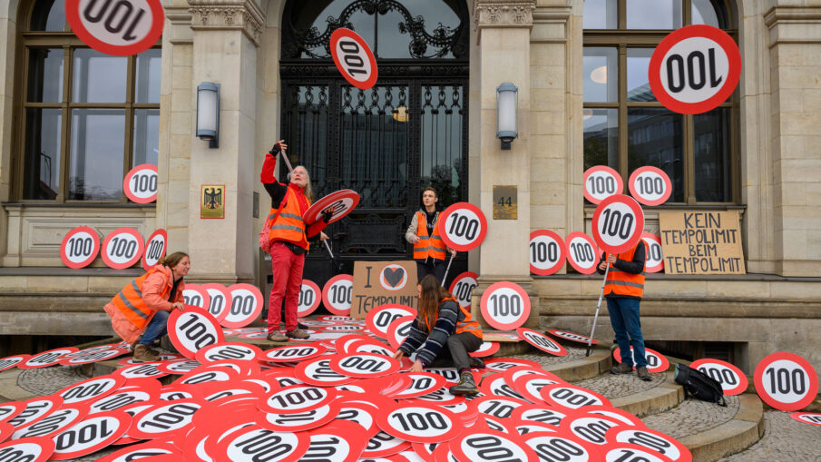 Tempolimit Demo - Demo for speed-limit in Germany /Aktivisten vom Aufstand der Letzten Generation bringen Tempo-100-Schilder zum Verkehrsministerium - Stefan Müller - CC BY 2.0